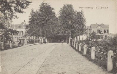 <p>Op deze ongedateerde foto van de Deventerweg is te zien dat de bomen al wat 'volwassener' zijn en in omvang en grootte zijn toegenomen. Aan de hoofdrijbaan lag vanaf 1890 de tramrails van de paardentram naar Gorssel. Pas in de nadagen van het stoomtijdperk, vanaf 1926 werden op de lijn Zutphen-Deventer Stoomtrams ingezet. In de oorlog is de dienst gestaakt en daarna niet meer in gebruik genomen (Regionaal Archief Zutphen). </p>
